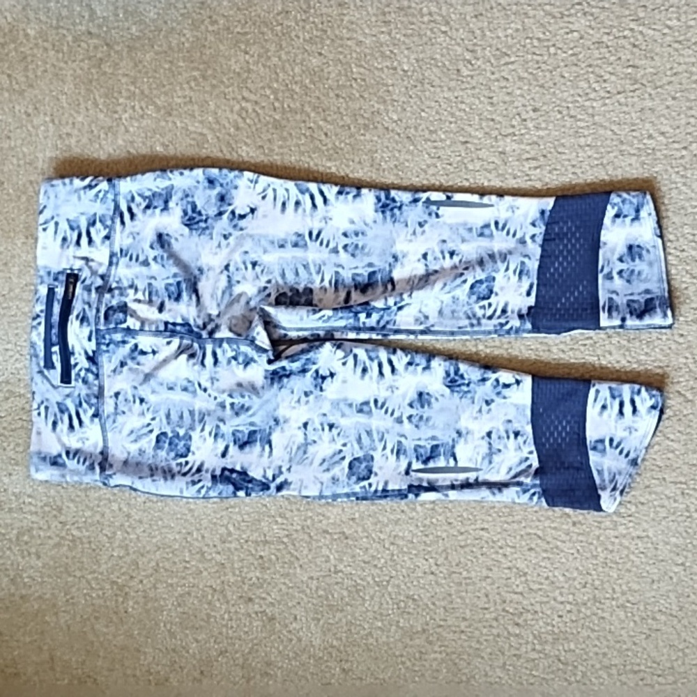 Under Armour Fly By Compression Capri Leggings Tie Dye Blue White Womens Size XS - Picture 5 of 8